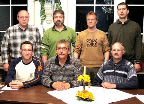 Drei Reckenfelder und drei Grevener gründeten 2005 die Handballfreunde. Die Ex-09er Andreas Krumschmidt und Andy Storkebaum (1. und 3.v.l., obere Reihe) sind heute noch im Vorstand, ebenso die SCRler Torsten Hirsch und Alfons Teigeler (1. und 3.v.l., untere Reihe). Foto: HF