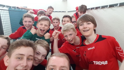 Partystimmung. Die C1-Jugendlichen der Handballfreunde Reckenfeld/Greven 05 feiern schon wie die Großen. Verdientermaßen - das Team hat den Aufstieg in die Bezirksliga geschafft. (Foto: HF)