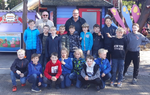 Die E-Jugendlichen der Handballfreunde besuchten mit ihren Trainern Konni Seidemann und Andi Rottmann den Freizeitpark Hellendoorn in den Niederlanden. (Foto: HF)