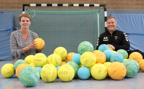 Ein Berg von neuen Bällen: die Kreissparkasse Steinfurt ermöglichte den Handballfreunden mit einer sehr großzügigen Spende, den Jugendmannschaften fast 100 neue Bälle zu kaufen. Christian Dolscheid von der Kreissparkasse Steinfurt und HF-Geschäftsführer Andy Storkebaum freuen sich über das neue Arbeitsmaterial. (Foto: Heidrun Riese)