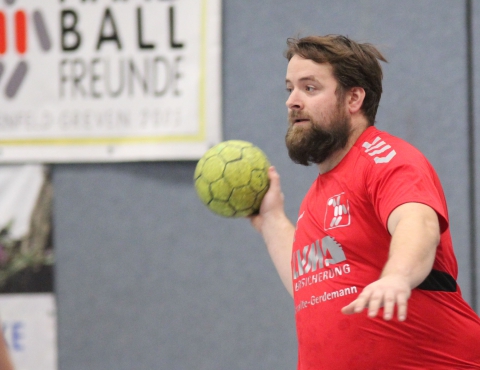 Das Verletzungspech hat die Handballfreunde im Griff. Christoph Wallroth war einer der angeschlagenen Akteure, die die Zähne zusammenbissen. (Foto: Heidrun Riese)