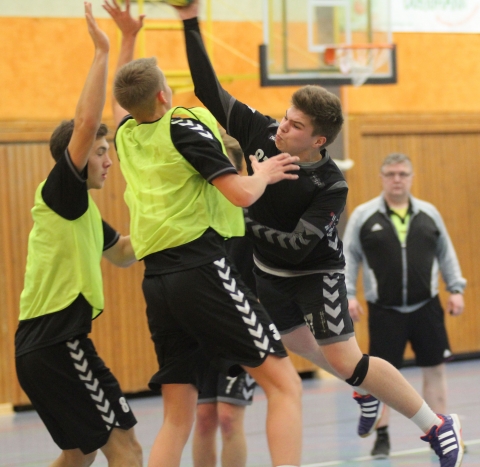 Am Ende mussten Mateusz Gucz (beim Wurf) und die Handballfreunde auf die sprichwörtliche Brechstange zurückgreifen, um nach verlorenem roten Faden noch den Sieg einzufahren. (Foto: Heidrun Riese)