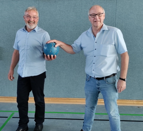 Ballübergabe: Nach 16 Jahren an der Spitze der Handballfreunde verabschiedete sich Andreas Krumschmidt (r). Neuer Vorsitzender ist seit Samstag Markus Wiening. (Foto: Markus Herkt)