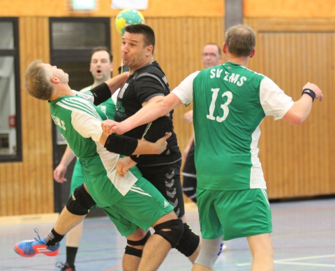 Mussten auch im dritten Saisonspiel in eine Niederlage einwilligen: Michael Hofmann (am Ball) und die HF-Dritte. (Foto: Heidrun Riese)