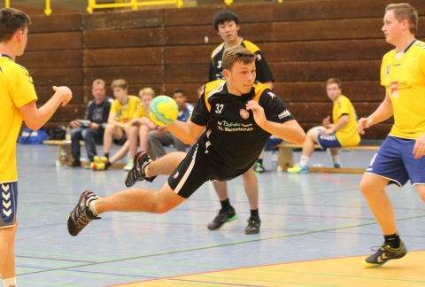 Zollten dem dünn besetzten Kader am Ende Tribut: Nick Stromberger und die B-Jugend der Handballfreunde. (Foto: Heidrun Riese)