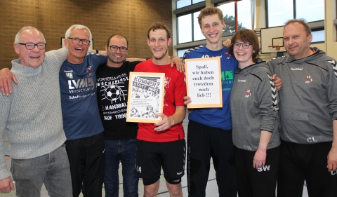 Verabschiedung bei den 05ern: (v.l.) HF-Vorsitzender Andreas Krumschmidt mit Martin Halfmann, Tim Wienkamp, Marcel Peters, Till Schwenken, Sabrina Winkelkötter und Carsten Lübbeling. (Foto: Heidrun Riese)