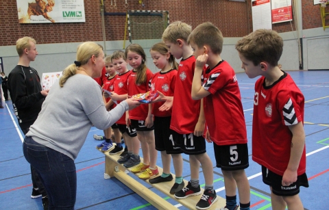 Mit Süßigkeiten und Applaus wurden die jungen Talente für ihre Bemühungen im 05-Trikot entlohnt. (Foto: Heidrun Riese)
