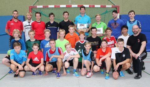 Gruppenfoto zur Erinnerung: So schnell werden die C- und B-Jugendlichen der Handballfreunde und ihre Trainer die Einheit mit Daniel Kubeš (hinten 4.v.r.) und Artjom Antonevitch (hinten 3.v.r.) nicht vergessen. Foto: Heidrun Riese