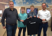 Trainer Sebastian Sutthoff (l.) und seine Spieler (v.l.) Pascal Hartmann und Mats Kemper freuten sich über den von Osnatel-Shopleiter Kevin Lau (r.) überreichten, gewonnenen Trikotsatz. (Foto: Handballfreunde)