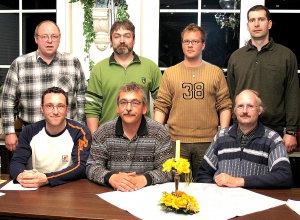 Drei Reckenfelder und drei Grevener gründeten 2005 die Handballfreunde. Die Ex-09er Andreas Krumschmidt und Andy Storkebaum (1. und 3.v.l., obere Reihe) sind heute noch im Vorstand, ebenso die SCRler Torsten Hirsch und Alfons Teigeler (1. und 3.v.l., untere Reihe). Foto: HF