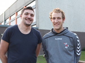 Daniel Markmeyer (l.) und Marcel Peters trainieren gemeinsam die Kreisliga-Männer der Handballfreunde Reckenfeld/Greven 05 und hoffen, es mit der jungen Mannschaft in die Meisterrunde zu schaffen. (Foto: Heidrun Riese)