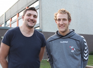 Daniel Markmeyer (l.) und Marcel Peters trainieren gemeinsam die Kreisliga-Männer der Handballfreunde Reckenfeld/Greven 05. (Foto: Heidrun Riese)