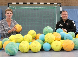 Ein Berg von neuen Bällen: die Kreissparkasse Steinfurt ermöglichte den Handballfreunden mit einer sehr großzügigen Spende, den Jugendmannschaften fast 100 neue Bälle zu kaufen. Christian Dolscheid von der Kreissparkasse Steinfurt und HF-Geschäftsführer Andy Storkebaum freuen sich über das neue Arbeitsmaterial. (Foto: Heidrun Riese)