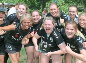 In schwarzen Trikots und mit weißer Weste setzten sich die Spielerinnen des SC Greven 09 als 1.FC Emsballett beim Frauen-Turnier an die Spitze. (Foto: Heidrun Riese)
