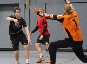 Max Altenburger zirkelt den Ball vorbei am gegnerischen Schlussmann ins Tor. (Foto: Heidrun Riese)