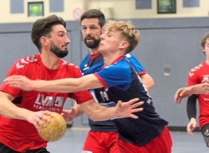 Mit einem deutlichen Heimsieg überzeugten Timo Fieke und die Hand¬ballfreunde ihr Heimpublikum in der Emssporthalle. (Foto: Heidrun Riese)