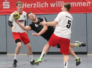 Mussten sich mächtig strecken: Gegen Adler Münster gewannen Philipp Göcking (am Ball) und seine Teamkollegen nur dank des furiosen Schlussspurts. (Foto: Heidrun Riese)