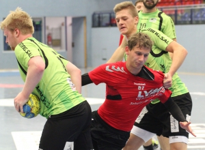 Paul Haje wurde im Hinspiel von der Emsdettener Deckung gehörig in die Mangel genommen. Der junge Mittelmann gehört zu den Handballfreunden mit klar ansteigender Formkurve. (Foto: Heidrun Riese)
