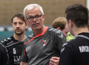 Ein letztes Mal als Dirigent inmitten seiner Spieler: HF-Trainer Martin Halfmann geht in den Handball-Ruhestand. (Foto: Heidrun Riese)