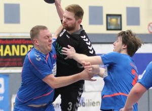 Personell sind die Handballfreunde nicht gerade üppig besetzt. Neben Jörn Schwenken, Tim Wienkamp, Dennis Wiening und Dimitri Barwich fehlt wahrscheinlich auch Thomas Menke (am Ball). (Foto: Heidrun Riese)