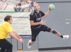 Auch seine zehn Tore halfen nicht: Tim Wienkamp und die Handballfreunde verloren deutlich beim Meisterschaftsfavoriten. (Foto: Heidrun Riese)