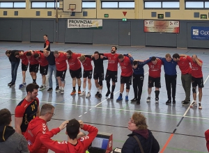 Meisterjubel: Mit dem 26:25 (7:14)-Sieg über den VfL Ahaus machten die HF II am letzten Spieltag den Titel klar. So riesig der Jubel auch war, aufsteigen wollen sie nicht - vor allem aus Zeitgründen. (Foto: Handballfreunde Reckenfeld/Greven 05)