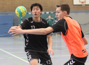 Leo Zhang und die A-Jugend der Handballfreunde feierten einen Sieg im vorgezogenen Spiel. (Foto: Heidrun Riese)