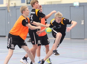 Bemüht, aber wie in dieser Szene oft auch glücklos: Samuel Schürhoff und die B-Jugend der Handballfreunde. (Foto: Heidrun Riese)