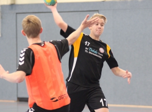 Samuel Schürhoff (am Ball) und seine Mitspieler von der B-Jugend der Handballfreunde fanden erst spät zu ihrem Spiel. (Foto: Heidrun Riese)