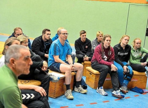 Handballfachmann Frederik Neuhaus sprach über die Bedeutung von Athletik-Training im Handball zu den Grevener Trainern. (Foto: Jens Keblat)