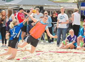 Junge Herausforderer gegen alte Hasen - die Auslosung zu den Vorrundengruppen verspricht viel Spannung beim Beach-Handball-Cup der Handballfreunde. (Foto: Heidrun Riese)