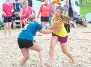 Es geht wieder rund beim Beach-Cup. Das Damenfeld ist bis auf den letzten Platz gefüllt. Foto: Heidrun Riese