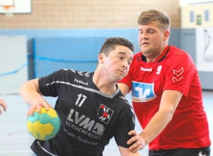 Maik Ruck (l.) und sein Team mussten eine 33:35-Niederlage gegen DJK Everswinkel II hinnehmen. (Foto: Heidrun Riese)