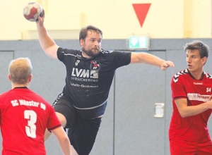 Die Handballfreunde im Anflug auf das gegnerische Tor. Die Handballfreunde siegten am Ende sicher, lieferten aber keine Glanzleistung ab. (Foto: Heidrun Riese)