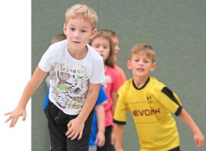 Interesse wecken am Handballsport, dazu dient die Schnupperstunde in der Erich-Kästner-Schule. (Foto: Heidrun Riese)