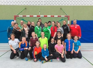 Man muss weder verrückt sein noch unverwundbar: Lehrwart Olaf Grintz zeigte den teilnehmenden Torhütern des Seminars vielfältige Trainingsformen. (Foto: SC Greven 09)