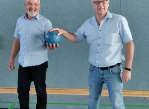 Ballübergabe: Nach 16 Jahren an der Spitze der Handballfreunde verabschiedete sich Andreas Krumschmidt (r). Neuer Vorsitzender ist seit Samstag Markus Wiening. (Foto: Markus Herkt)