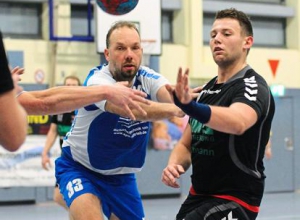 Steuerte 13 Treffer zum Auswärtssieg der Handballfreunde bei: Philipp Göcking (r.) besaß großen Anteil am 36:30 gegen Kinderhaus. Foto: hri