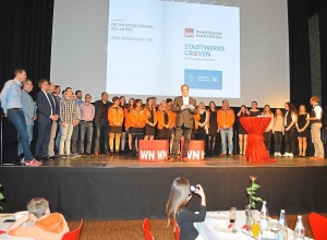 Vereinte Sportler-Gemeinde: Alle Nominierten genossen die Feier im Ballenlager.. Foto: Stefan Bamberg
