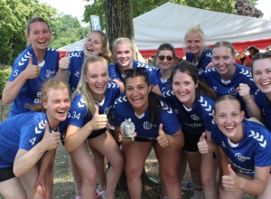 Bei den Frauen setzen sich die „Bizeps Bitches“ die Krone des 14. Sparkassen Beachcup in Greven auf. Foto: Riese