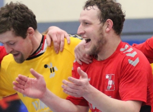 Freute sich nach dem Spielende über den Sieg: Marcel Peters (r.) von den Handballfreunden Reckenfeld/Greven. Foto: Heidrun Riese