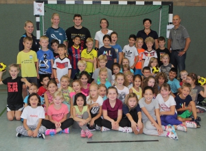 Hatten viel Spaß beim Handballtag in der Schönefliethhalle: Die Zweitklässler der Martin-Luther-Grundschule mit (hinten v.l.) den Klassenlehrerinnen Lena Tecklenborg und Kerstin Kortenbrede, den Handballtrainern Walter Kusmitsch und Pia Schwitte sowie den Lernpaten Bianca Blome und Hans-Joachim Laß. Foto: hri