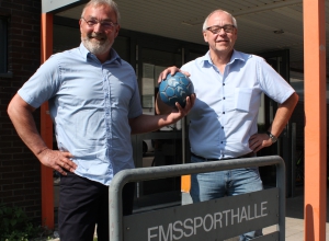 Vor einem Jahr übergab Andreas Krumschmidt (r.) den Vorsitz der Handballfreunde an Markus Wiening. Nun wurde der "Chef" in das Amt des Ehrenvorsitzenden des Vereins eingeführt. (Foto: Heidrun Riese)