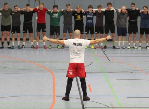 Im August gab Wladimir Zielke beim Besuch in der Emssporthalle den Ton an und ließ die Handballfreunde-Spieler schwitzen. Nun möchten sich die 05er auf die richtige Art bedanken und starten eine Spendenaktion für Zielkes Kinder-Krebshilfe-Verein. (Foto: Heidrun Riese)