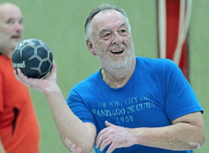 Bewegung mit Spaß und Handball. Allein darum geht es. Auch bei den Passübungen kommt es nicht auf die Leistung an. Andy Krumschmidt erklärt die nächste Übung. Sie sind mit viel Spaß und den verschiedensten Bällen am Start. Für ihr Training sucht die Jedermanntruppe der Handballfreunde noch weitere Mitstreiter. Auch bei den Dehnübungen ist der Ball nicht weit. Foto: hri