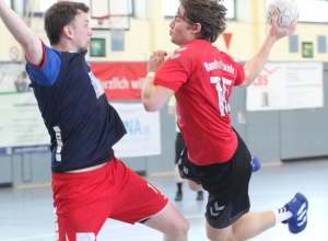  Moritz König und die Handballfreunde leisteten sich in  einer umkämpften Begegnung viele Fehlwürfe. Foto: hri