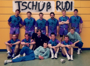Markus „Maggy“ Wiening und Alfons Teigeler haben im Vorfeld des Revival-Turniers zum 20-jährigen Bestehen der Handballfreunde Reckenfeld/Greven 05 in ihren Erinnerungen gekramt. Dabei herausgekommen ist unter anderem ein Mannschaftsfoto aus em Jahr 1992 zur Verabschiedung von Trainer Rudi Leissing (unten M.). Foto: Handballfreunde