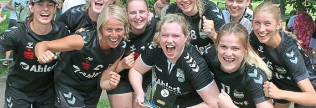 In schwarzen Trikots und mit weißer Weste setzten sich die Spielerinnen des SC Greven 09 als 1.FC Emsballett beim Frauen-Turnier an die Spitze. (Foto: Heidrun Riese)