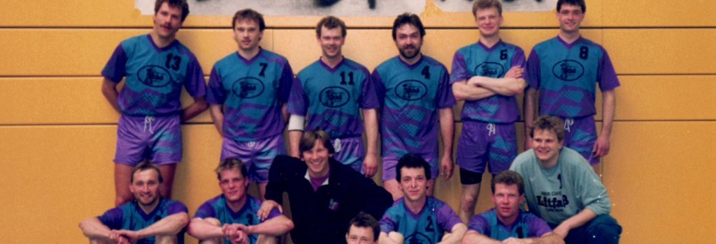 Markus „Maggy“ Wiening und Alfons Teigeler haben im Vorfeld des Revival-Turniers zum 20-jährigen Bestehen der Handballfreunde Reckenfeld/Greven 05 in ihren Erinnerungen gekramt. Dabei herausgekommen ist unter anderem ein Mannschaftsfoto aus em Jahr 1992 zur Verabschiedung von Trainer Rudi Leissing (unten M.). Foto: Handballfreunde