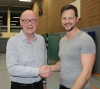 Dennis Kötter (r.) übernimmt zur neuen Saison die Kreisliga-Männer und die A-Jugend der Handballfreunde Reckenfeld/Greven 05. Der Vorsitzende Andreas Krumschmidt (l.) freut sich über die Neuverpflichtung. (Foto: Heidrun Riese)